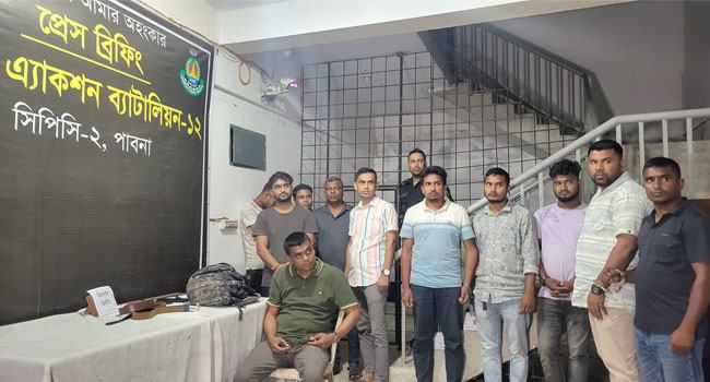 পাবনায় টাকাসহ উপজেলা আ. লীগের সাধারণ সম্পাদক ও চেয়ারম্যান প্রার্থী আটক