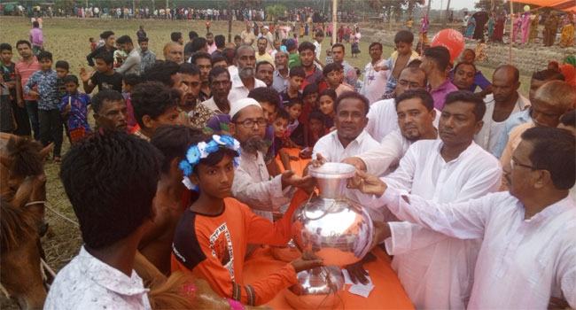 মির্জাগঞ্জে ঘোড়ার দৌড় দেখতে হাজারো মানুষের ঢল