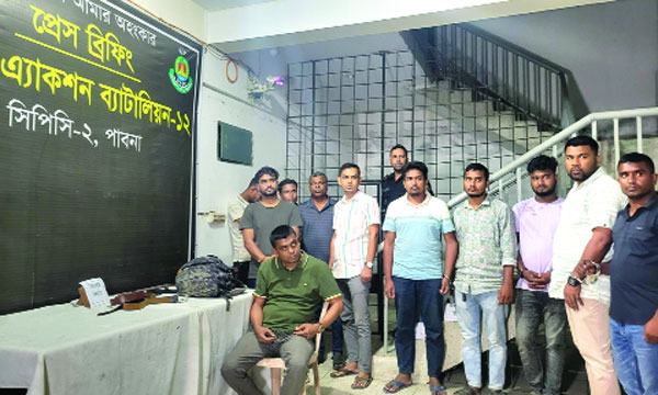পাবনায় ২৪ লাখ টাকা ও ১১ সহযোগীসহ আটক চেয়ারম্যান প্রার্থী
