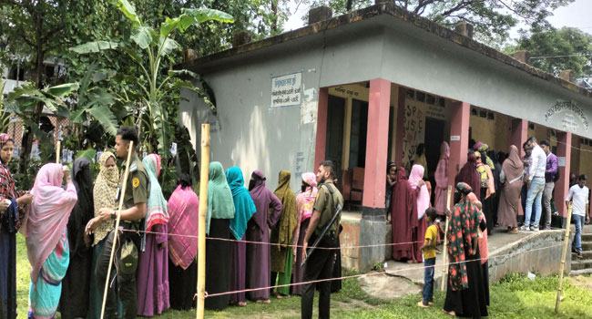 বরিশালে প্রথম দুই ঘণ্টায় ৬ শতাংশ ভোট