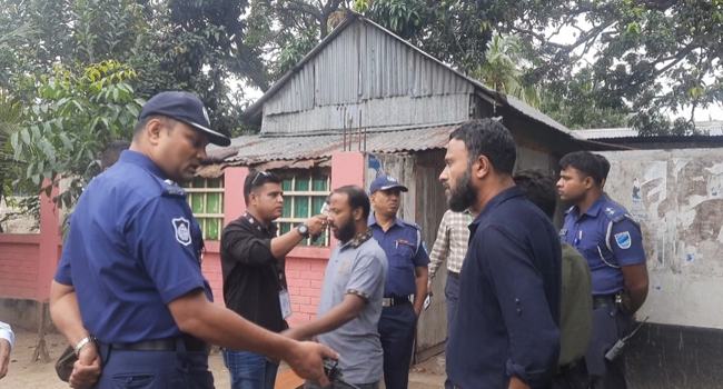 ভোটকেন্দ্রে পুলিশকে মারধর, ছবি তোলায় সাংবাদিকের ওপর হামলা