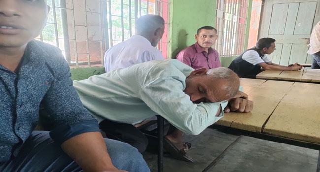 ভোটার উপস্থিতি কম তাই ঘুমাচ্ছি : পোলিং অ্যাজেন্ট