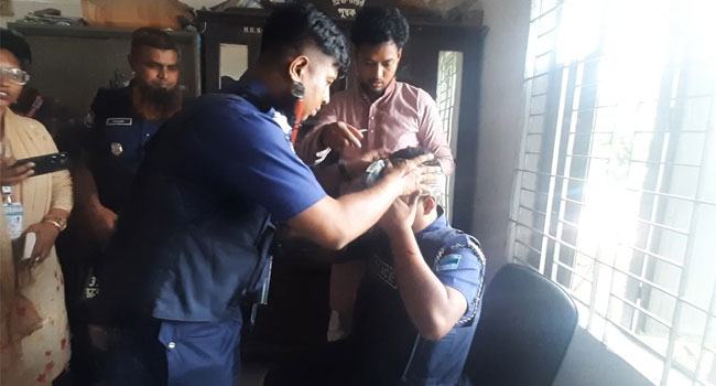 গজারিয়ায় ভোটকেন্দ্রের পুলিশের ওপর হামলা, আহত ২ পুলিশ