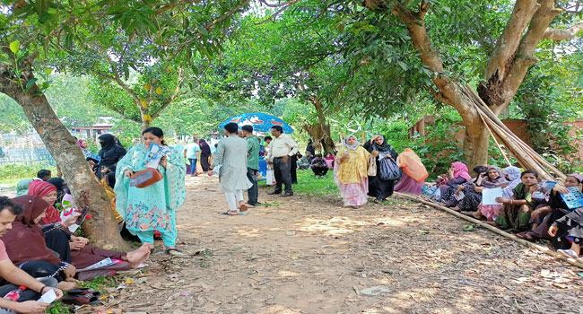 পরীক্ষার হলে সন্তান, উৎকণ্ঠা নিয়ে অপেক্ষায় মা-বাবা