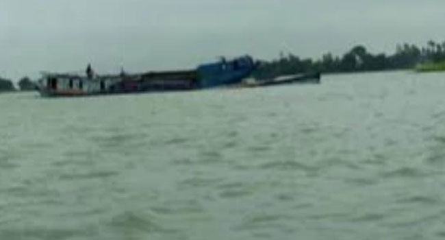 ভোলায় বার্জের সাথে মাছ ধরার ট্রলারের ধাক্কা, জেলে নিহত
