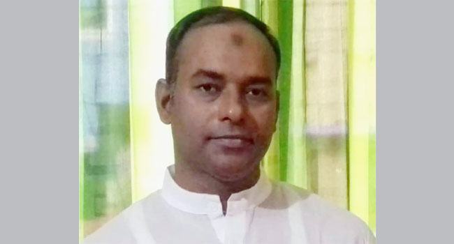 পরকীয়া প্রেমিক যুগলের গলায় জুতার মালা : চেয়ারম্যান বরখাস্ত