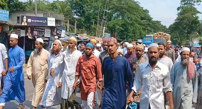 উজিরপুরে বিশ্বনবীকে কটূক্তির প্রতিবাদে বিক্ষোভ মিছিল