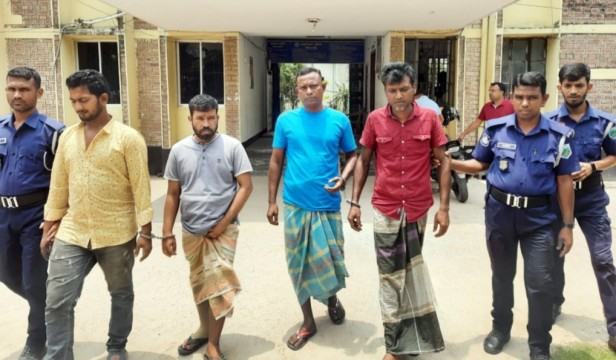 রাণীনগরে ৪ মাদককারবারি গ্রেফতার