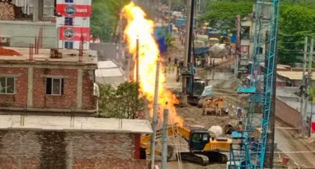 ফতুল্লায় গ্যাসলাইনে আগুন, ১১ ঘণ্টা ধরে বন্ধ গ্যাস সরবরাহ