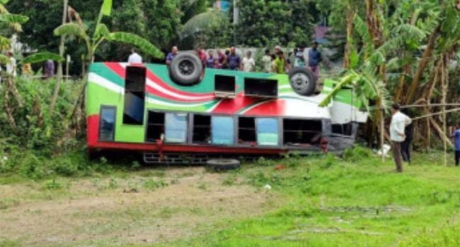 রাজবাড়ীতে নিয়ন্ত্রণ হারিয়ে বাস খাদে, আহত ২০