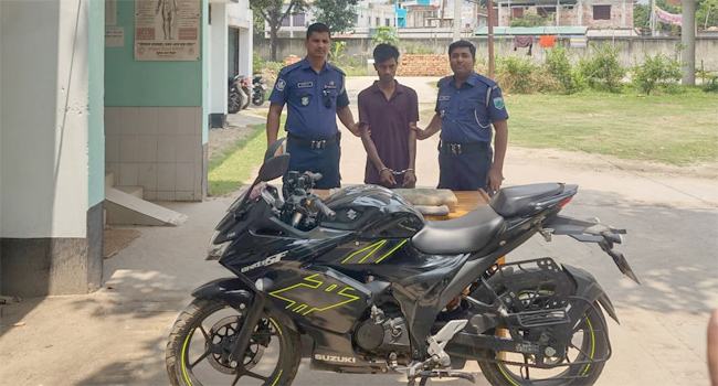 মহাদেবপুরে ছিনতাইকারী চক্রের সদস্য গ্রেফতার, মোটরসাইকেল উদ্ধার