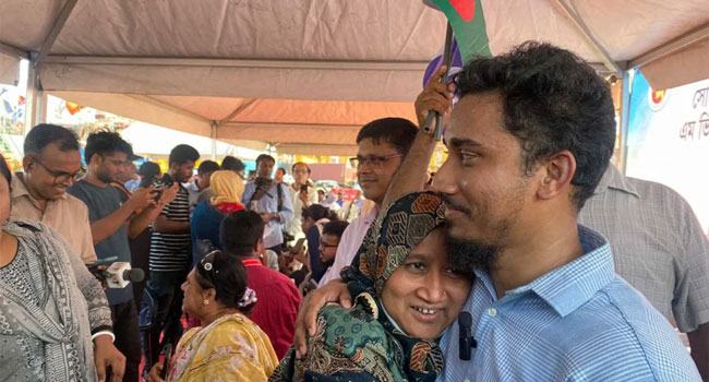 দীর্ঘ অপেক্ষার অবসান, নাবিকদের কাছে পেয়ে কেঁদে ফেলেন স্বজনরা