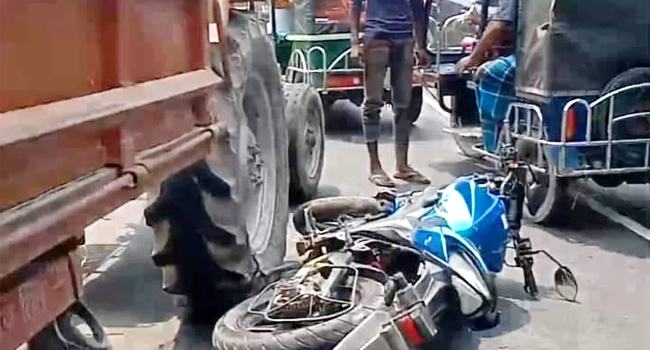 কালীগঞ্জে লড়ি-মোটরসাইকেল মুখোমুখি সংঘর্ষে নিহত ১