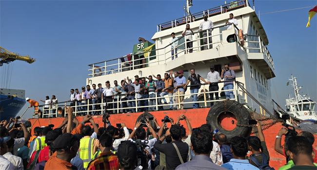 চট্টগ্রাম নেমে যা জানালেন বন্দীদশা থেকে মুক্ত নাবিকরা
