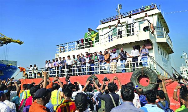 চট্টগ্রাম বন্দরে স্বজনদের সাথে ২৩ নাবিকের আবেগঘন মিলন