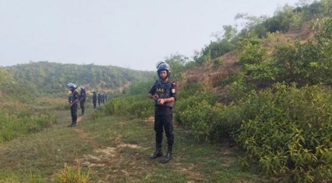 উখিয়ায় লাল পাহাড়ে আরসার আস্তানায় র‌্যাবের অভিযান, অস্ত্রসহ আটক ২