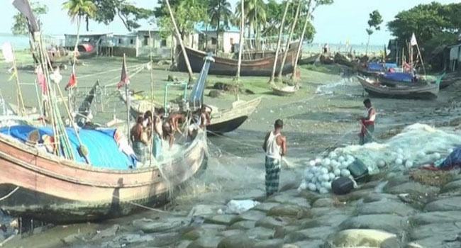 মাছের রাজ্যে মাছের আকাল জেলে পল্লীতে হাহাকার