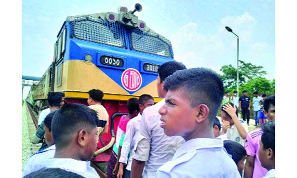 কুমিল্লায় ট্রেনে কাটা পড়ে স্কুলছাত্রীর মৃত্যু রেললাইন অবরোধ