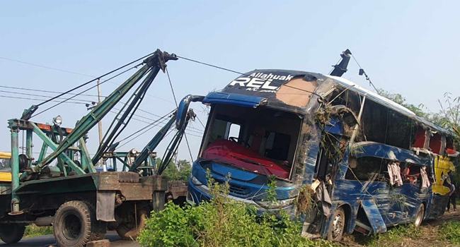 চৌদ্দগ্রামে নিয়ন্ত্রণ হারিয়ে বাস খাদে পড়ে নিহত ৫