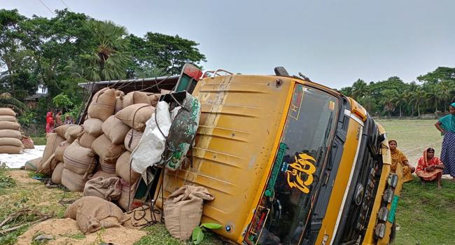 সাতক্ষীরায় ট্রাক উল্টে ২ শ্রমিক নিহত