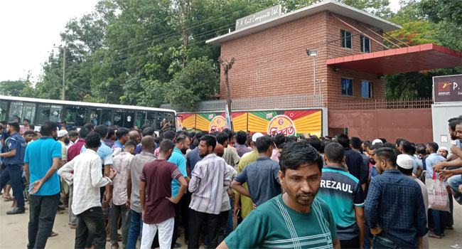 ভালুকায় কারখানা শ্রমিদের মহাসড়ক অবরোধ