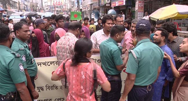 ফিলিস্তিনে যুদ্ধ বিরতি কার্যকর দাবিতে রংপুরে ছাত্র-জনতার বিক্ষোভে পুলিশের বাধা