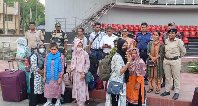 ভারতে পাচার হওয়া ৮ বাংলাদেশী নারীকে ২ বছর পর ফেরত