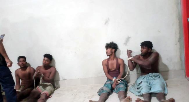 মিরসরাইয়ে এসকিউ ইলেকট্রিক্যালসের মালামাল চুরির সময় আটক ৫