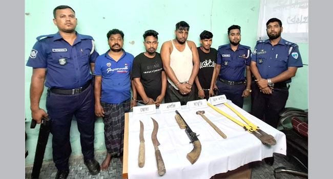 নোয়াখালীতে অস্ত্রসহ ৪ ডাকাত গ্রেফতার
