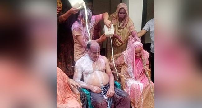 নির্বাচিত হয়ে দুধ দিয়ে গোসল করলেন উপজেলা চেয়ারম্যান
