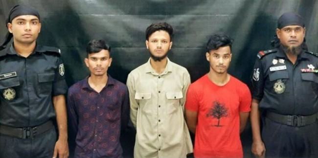 বাড্ডায় কারখানায় র‌্যাবের অভিযানে ৬৫ হাতবোমা উদ্ধার, আটক ৩