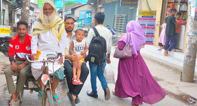 ওমরা করলেন ৬৫ বছর বয়সী ভ্যানচালক ফরিদ
