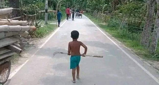 দেশীয় অস্ত্র নিয়ে ছুটে চলেছে শিশু! ফেসবুকে ভাইরাল