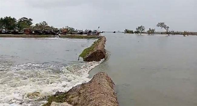 মহেশখালীতে বেড়িবাঁধ ভেঙে ১৫ হাজার মানুষ পানিবন্দী