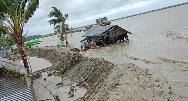 ঘুর্ণিঝড় রেমাল : বাঁধ ভেঙে ৩ গ্রাম প্লাবিত