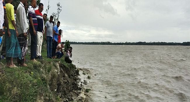 ইন্দুরকানীতে বেড়িবাঁধ ভাঙন, আতঙ্কে এলাকাবাসী