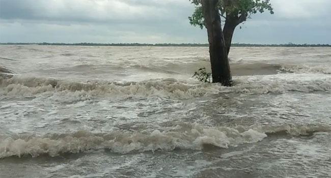 আঘাত হানতে শুরু করেছে ঘূর্ণিঝড় রেমাল