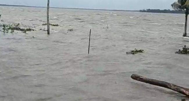 বাতাসে শব্দে আতঙ্কিত বেতাগীর বিষখালী নদীর তীরবর্তী মানুষ
