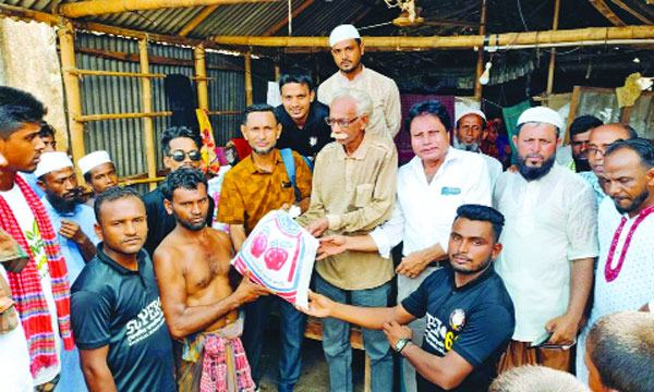 জামালগঞ্জে আগুনে ক্ষতিগ্রস্ত ১৯ পরিবারে সুপার সিক্সটির নিত্যপণ্য প্রদান