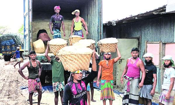 ঘূর্ণিঝড় রেমালের প্রভাবে উপকূলে লবণ উৎপাদন বন্ধ