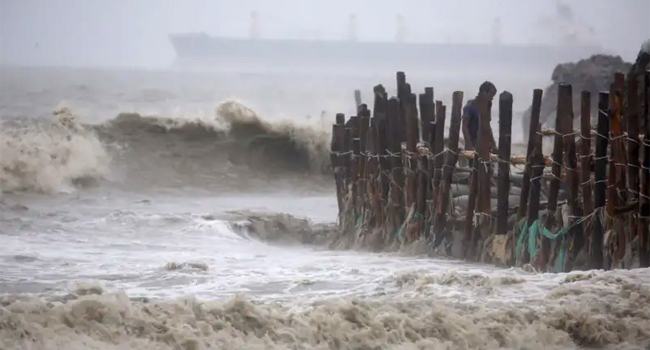 উপকূল অতিক্রম করছে ঘূর্ণিঝড় রেমাল