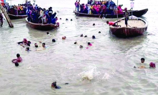 মংলায় যাত্রীবাহী ট্রলারডুবি