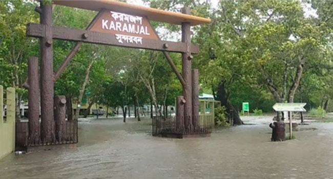 ১০ নম্বর মহাবিপদ সংকেত অব্যাহত