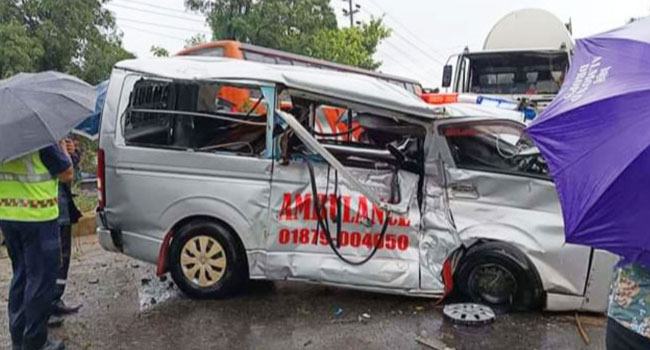 আহত যাত্রী নিয়ে হাসপাতালে যাওয়ার পথে দুর্ঘটনার কবলে রোগী নিহত