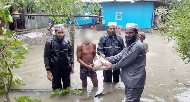 ঘূণিঝড় রেমালে প্লাবিতদের মাঝে জামায়েতে ইসলামী ত্রাণ বিতরণ