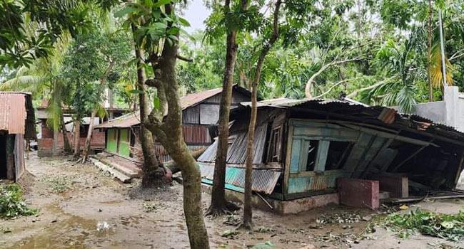 পিরোজপুরে রেমালের তাণ্ডবের পর জনজীবন বিপর্যস্ত