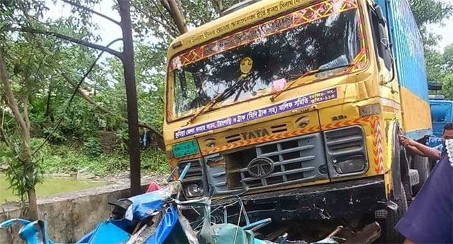 কালিয়াকৈরে কাভার্ডভ্যানের চাপায় গার্মেন্টস শ্রমিক নিহত