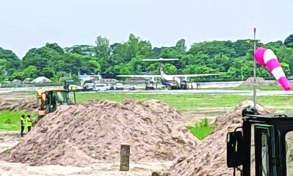 সৈয়দপুরে রানওয়েতে বিকল হয়ে পড়ল উড়োজাহাজ