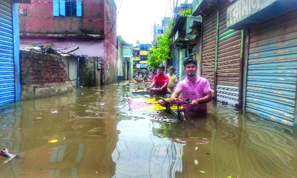 পানির নিচে তলিয়ে আছে নারায়ণগঞ্জের নিম্নাঞ্চল