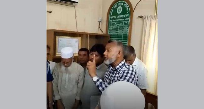 অতিরিক্ত লোডশেডিংয়ে আশুলিয়ায় বিদ্যুৎ অফিস ঘেরাও